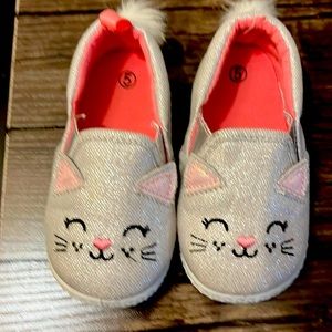 Size 5 kitten silver slippers for a toddler they were only worn a couple of time